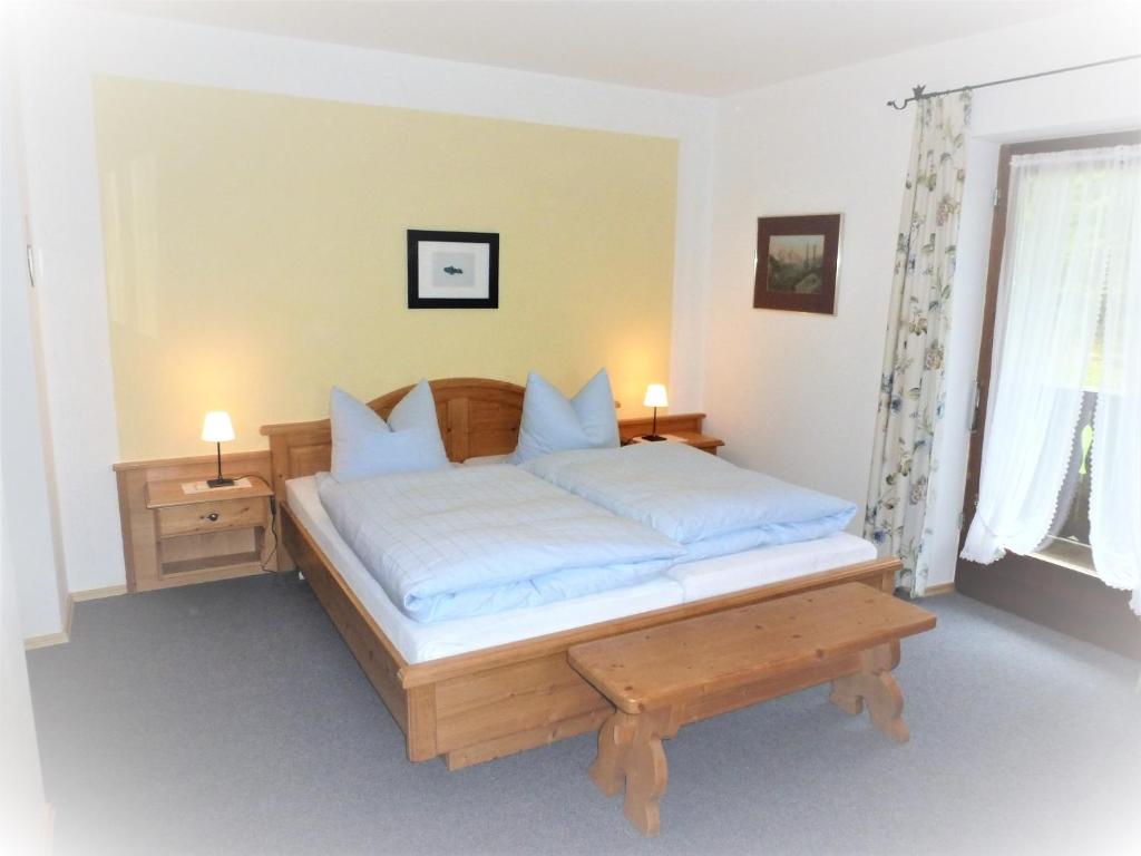 Postel nebo postele na pokoji v ubytování Pension Waldklause, Doppelzimmer mit Balkon, Dusche, WC