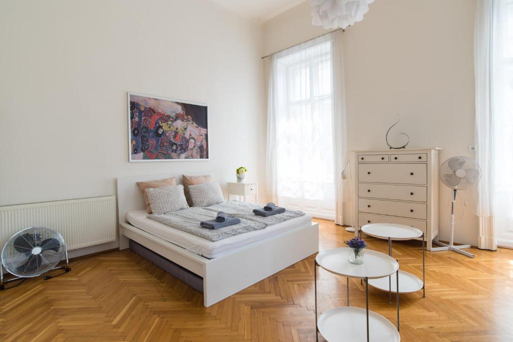 Posteľ alebo postele v izbe v ubytovaní Broadway Apartment Budapest