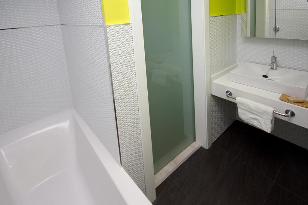 A bathroom at Total Valencia Elegance