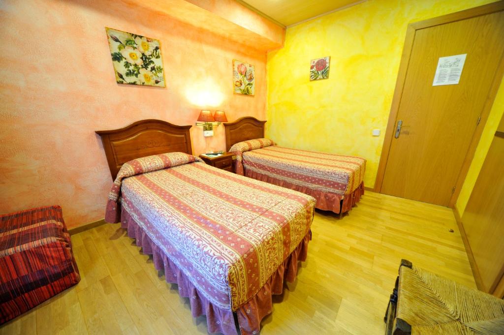 Postel nebo postele na pokoji v ubytování Hostal Vall D'Aneu by Arcas & Sambola