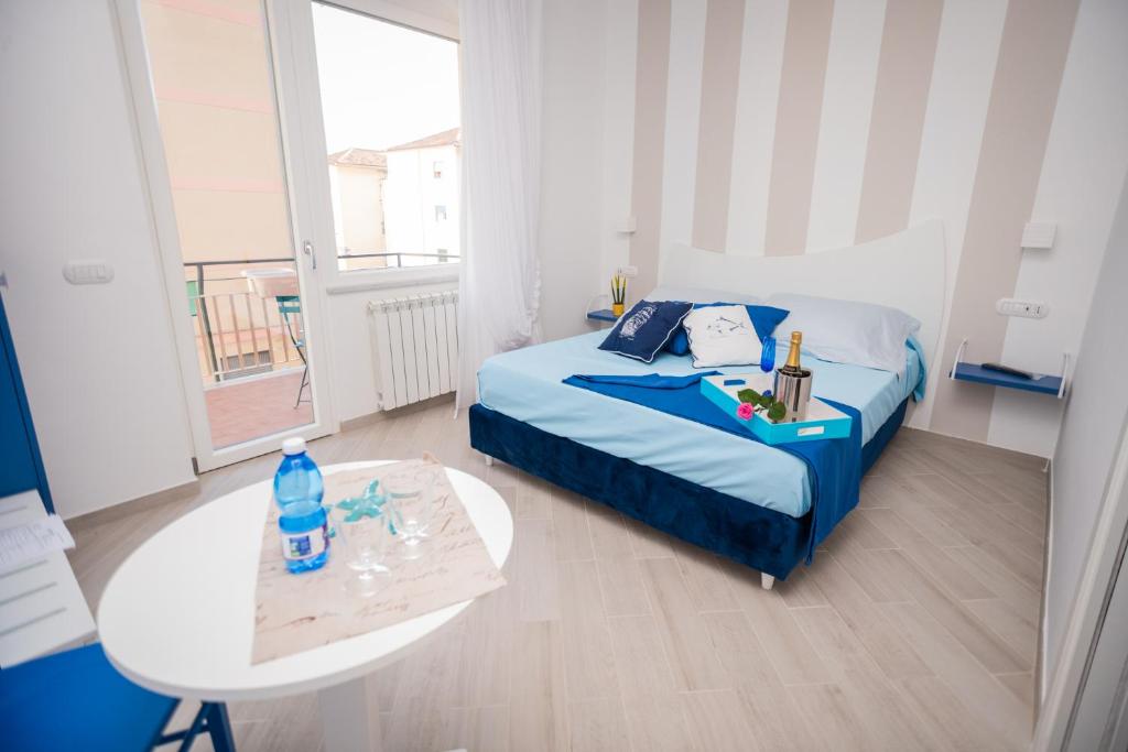 um pequeno quarto com uma cama e uma mesa em Chiaro di Luna em Maiori