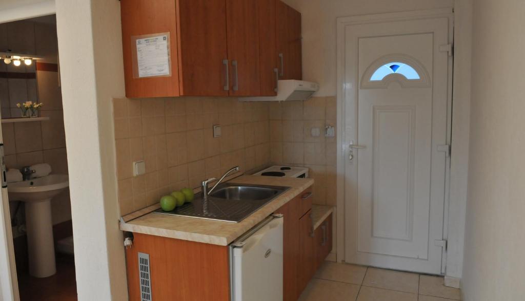 Kuchyň nebo kuchyňský kout v ubytování Asterias Hotel
