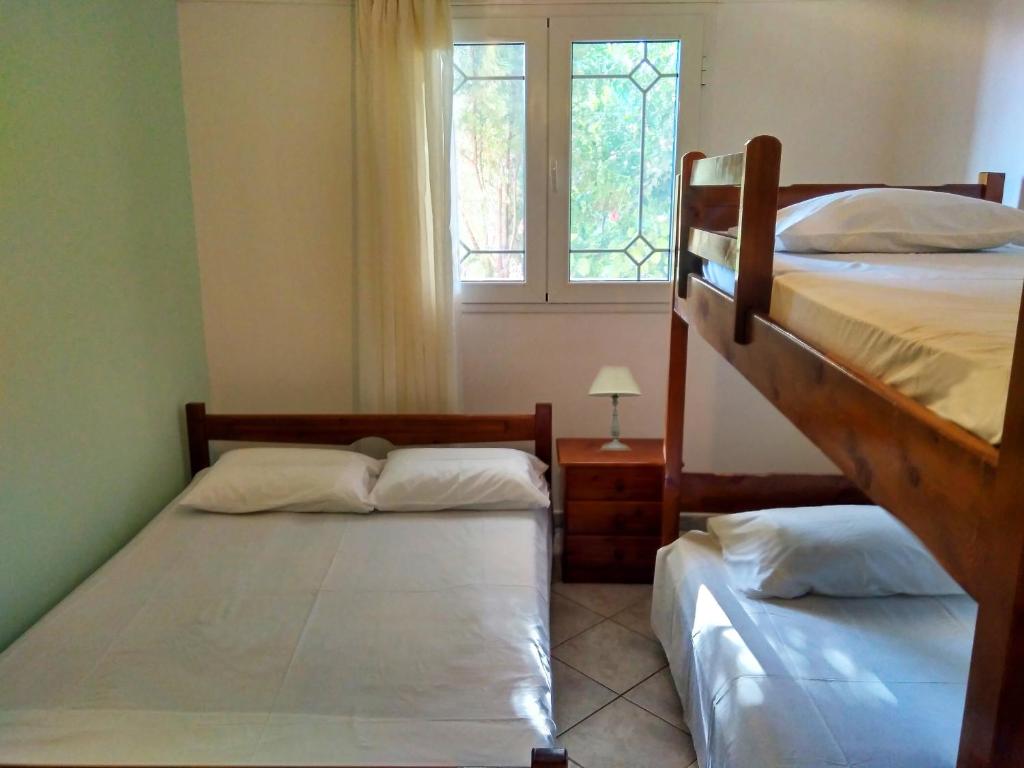 Postel nebo postele na pokoji v ubytování Theocharis Paradise