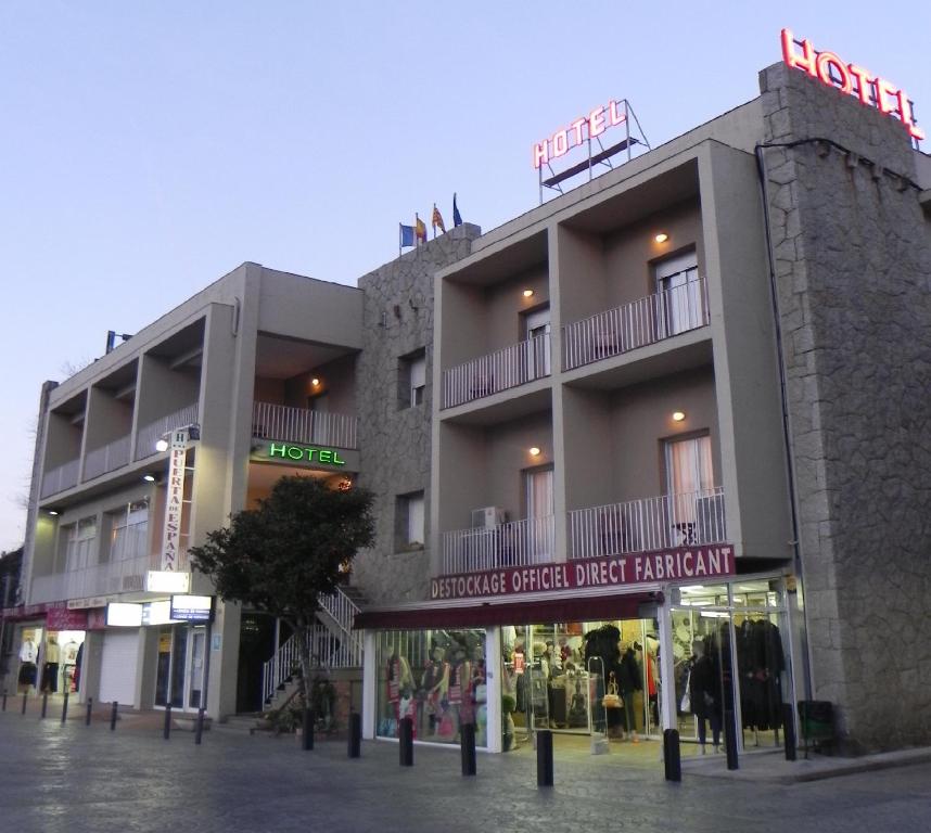 un edificio su una strada di fronte di Puerta De España a La Jonquera
