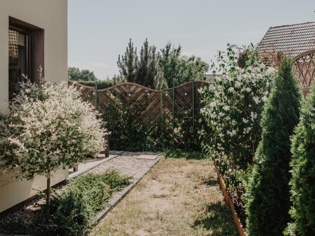 Vonkajšia záhrada v ubytovaní Domek wypoczynkowy Piotr