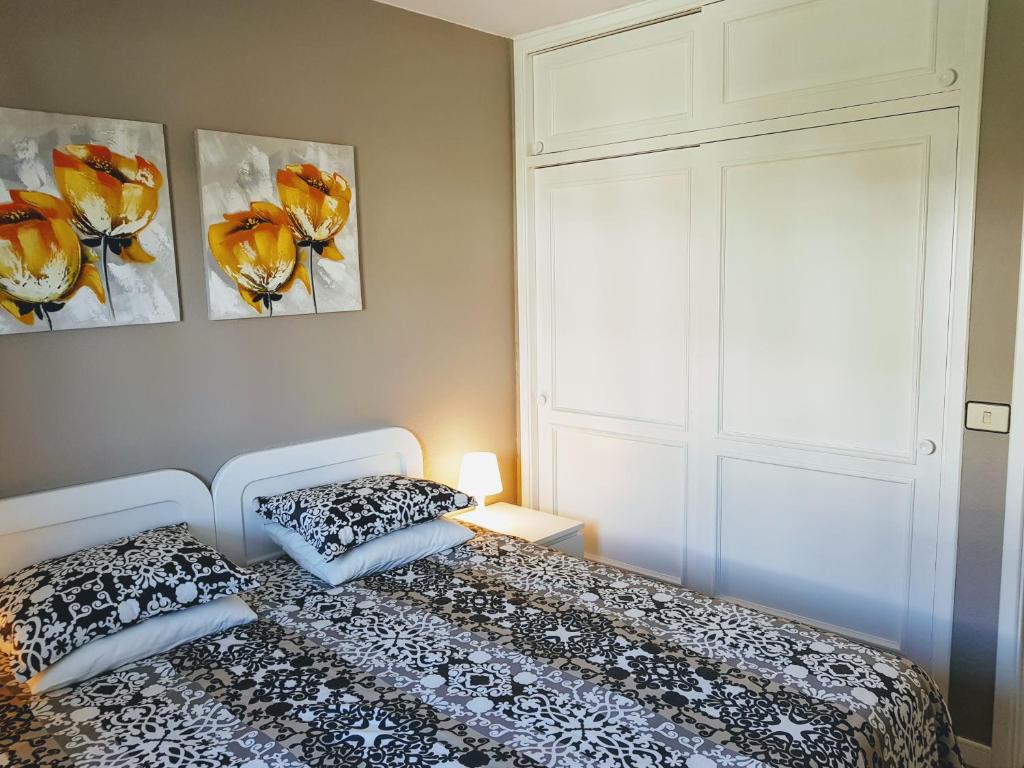Postel nebo postele na pokoji v ubytování Ocean view apartment and heated pool