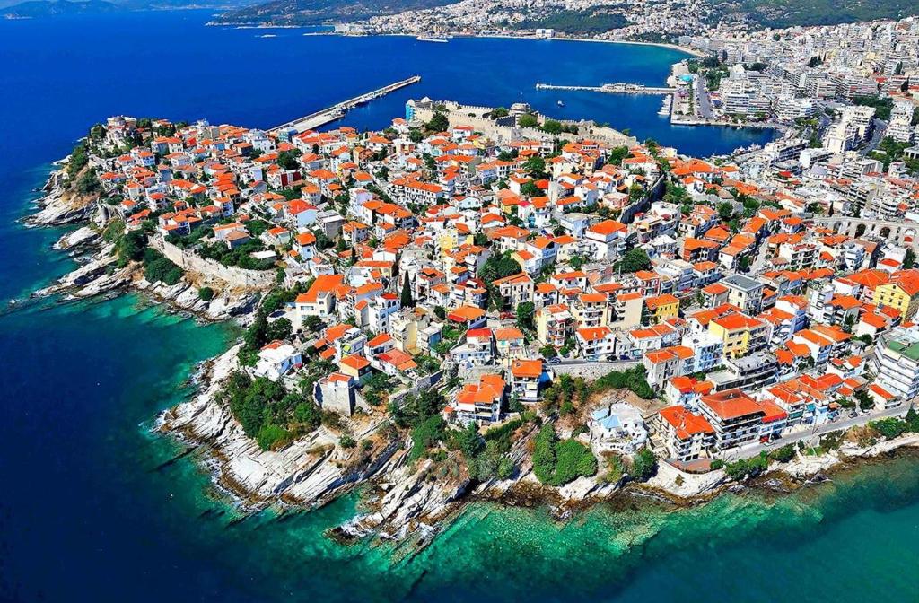 una vista aerea di una piccola isola in acqua di Old Town Traditional Residence a Kavala