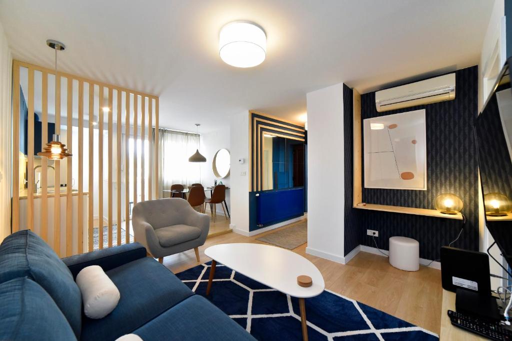札格雷布的住宿－Hella 2，客厅配有蓝色的沙发和桌子