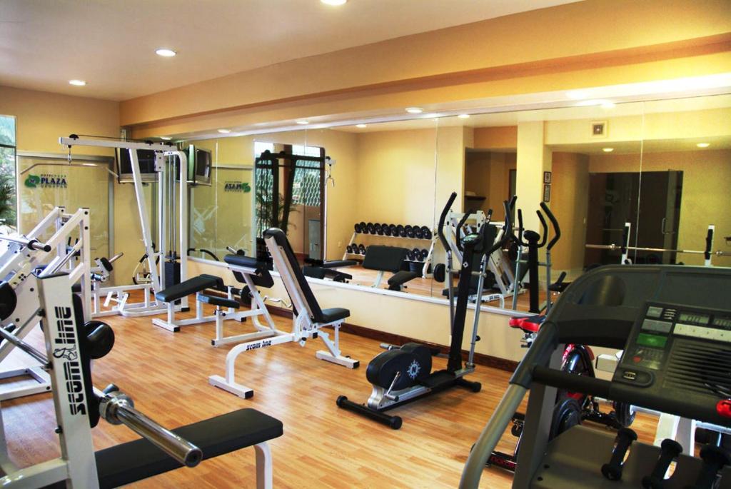 Fitness centrum a/nebo fitness zařízení v ubytování Plaza Uruapan Hotel 