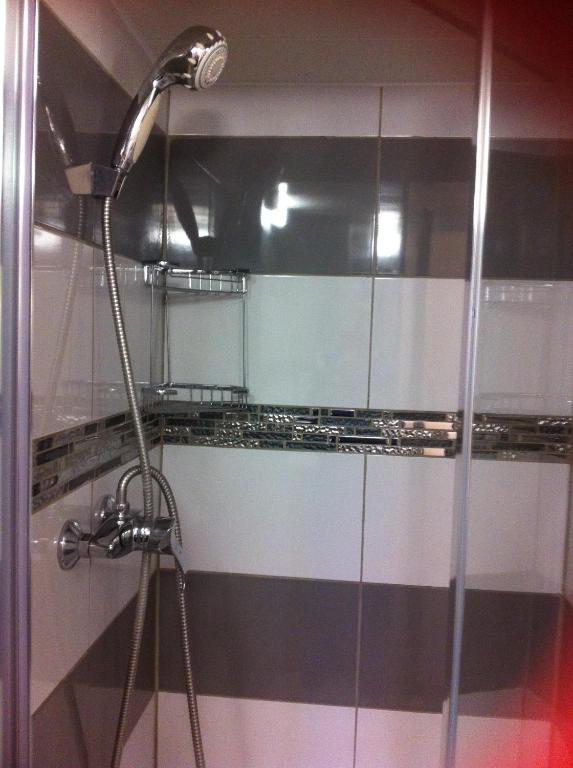 トゥルヴィル・シュル・メールにあるAu 112 Bisのバスルーム(シャワー、シャワーヘッド付)が備わります。