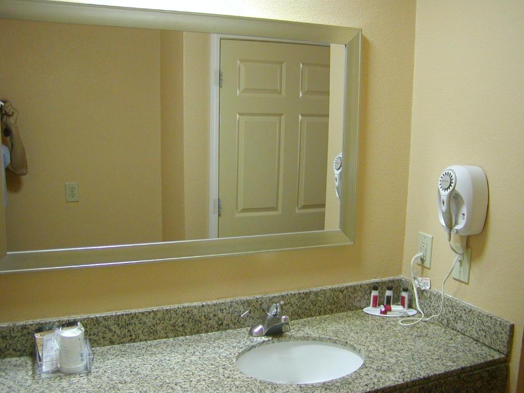 Days Inn by Wyndham Marietta White Water - 