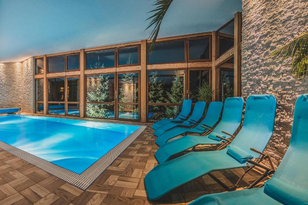 Bazén v ubytování Apartmány a Štúdia Villa Flora nebo v jeho okolí