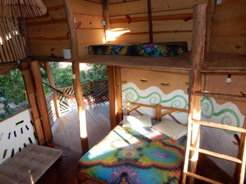 Raízes Eco Hostelにある二段ベッド
