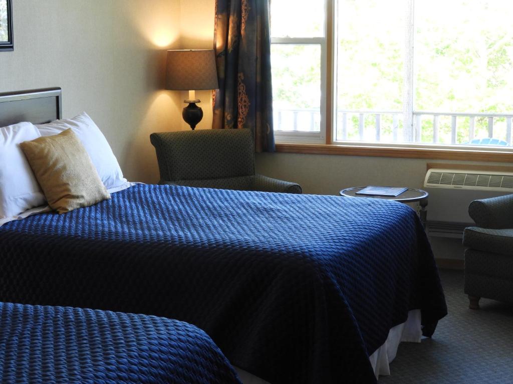 Tempat tidur dalam kamar di Admiral Digby Inn Restaurant and Cottages