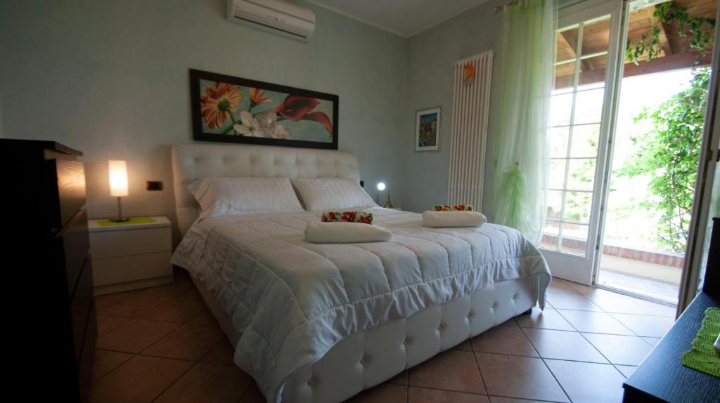塔武利亞的住宿－Villa Gadry，卧室配有一张带两个枕头的大白色床