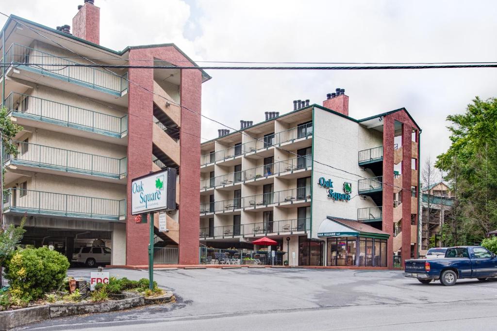 un immeuble d'appartements avec une voiture garée devant lui dans l'établissement Oak Square Rentals, à Gatlinburg