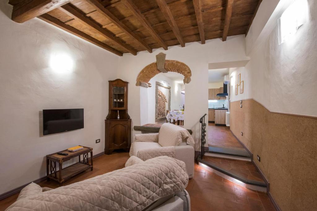 uma sala de estar com um sofá e uma televisão em Il Limone em Florença