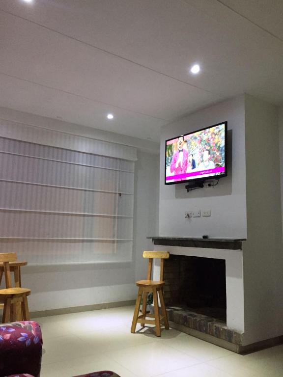 TV a/nebo společenská místnost v ubytování Stay In Bogota