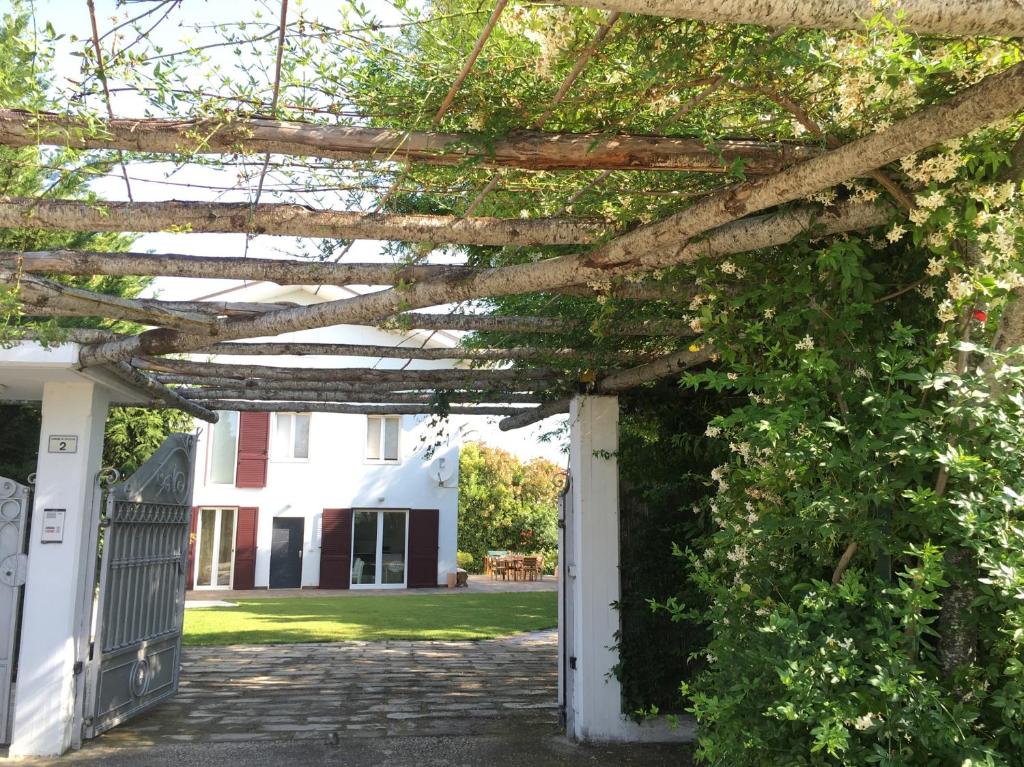A garden outside Guest House Le Acacie
