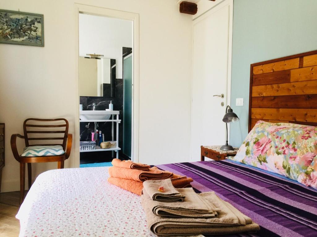 - une chambre avec un lit et des serviettes dans l'établissement Gò Gò House, à Palerme