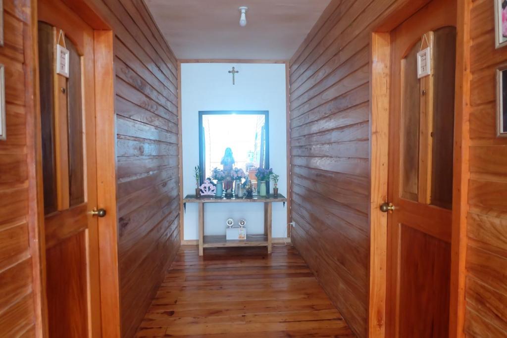 einen Flur in einem Haus mit Holzwänden in der Unterkunft Michelina Princess Guest House in Loboc