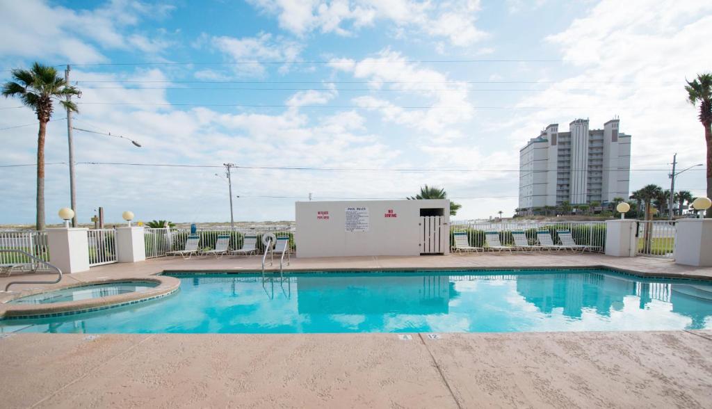 Bazén v ubytování Grand Beach Resort Penthouse 1 nebo v jeho okolí