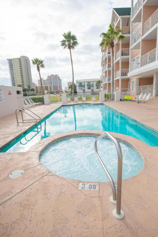 Der Swimmingpool an oder in der Nähe von Grand Beach Resort Penthouse 1