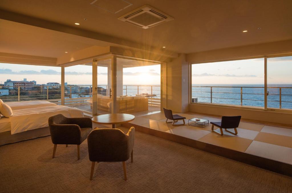 Posezení v ubytování Shirahama Key Terrace Hotel Seamore