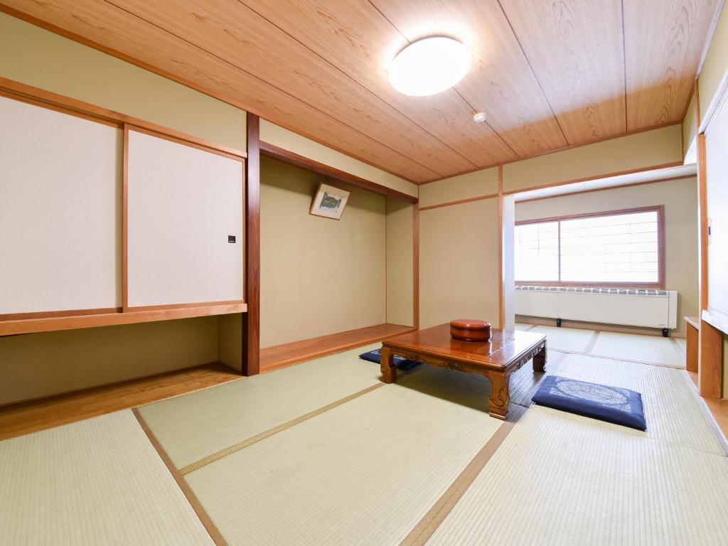 Postel nebo postele na pokoji v ubytování Shiga Kogen Olympic Hotel