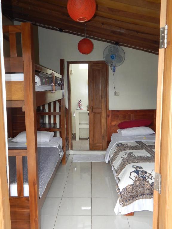 Postel nebo postele na pokoji v ubytování Alamanda Family Villas, Pool & Local Tours
