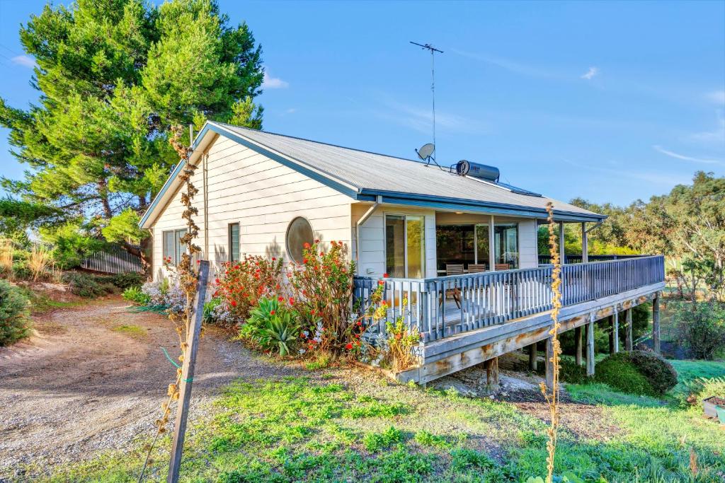 ein kleines Haus mit Veranda und Terrasse in der Unterkunft All Decked Out - Port Willunga - C21 SouthCoast Holidays in Port Willunga