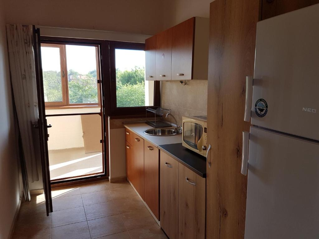 A kitchen or kitchenette at Holiday House Krapets