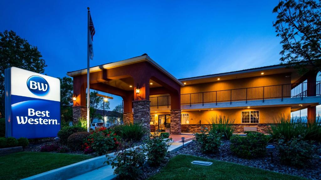 a building with a best western sign in front of it at Best Western Willows Inn in Willows