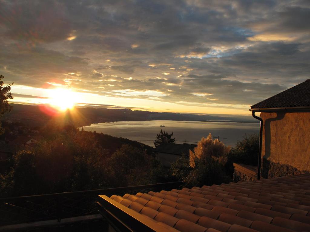 a view of the sunset from the roof of a house at Villa Luna in Veprinac