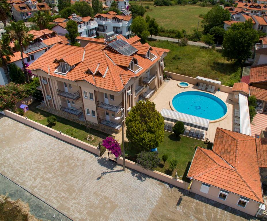 uma vista aérea de uma casa com piscina em Princess of Özalp em Dalyan