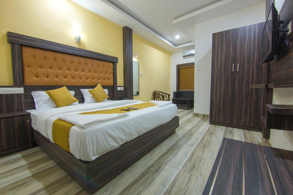 Postel nebo postele na pokoji v ubytování Hotel Kochi Crown