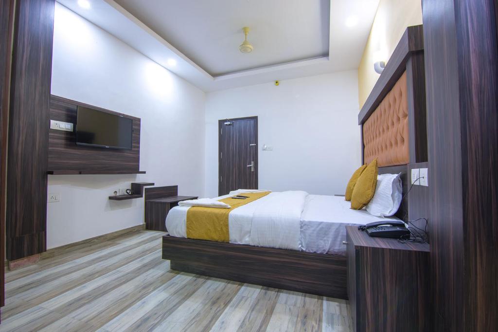 Postel nebo postele na pokoji v ubytování Hotel Kochi Crown