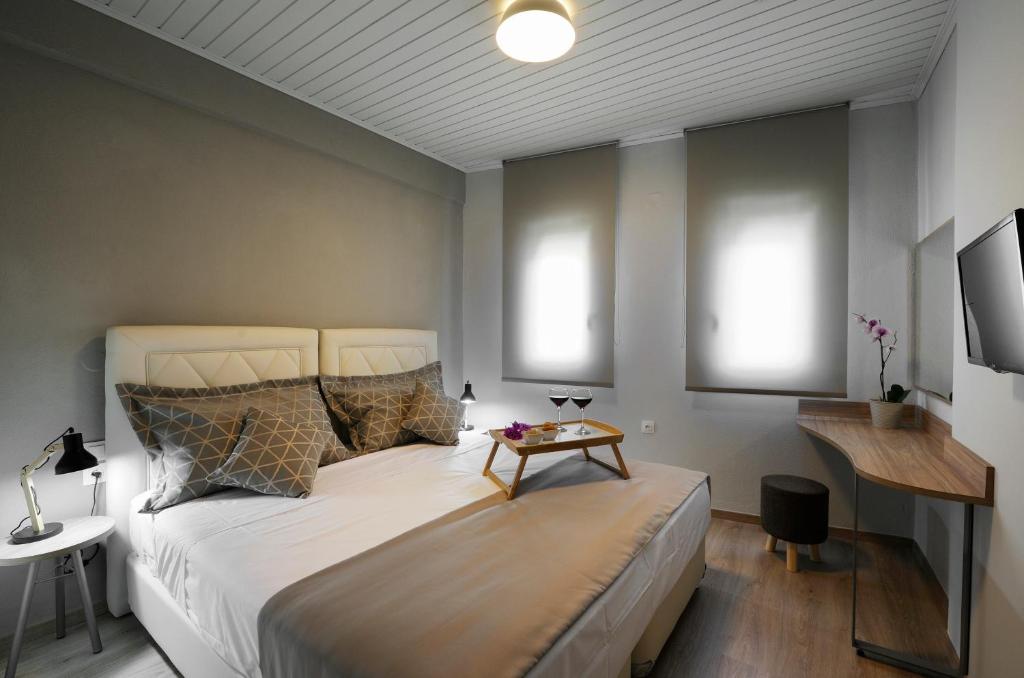 1 dormitorio con 1 cama grande y 1 mesa en Skianthion, en Skiathos