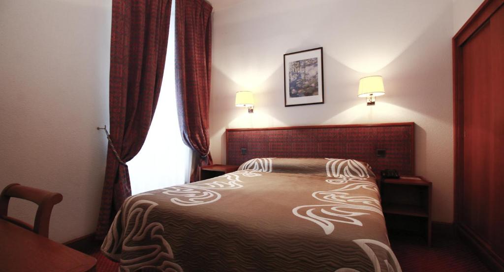 Postel nebo postele na pokoji v ubytování Hôtel d'Etigny