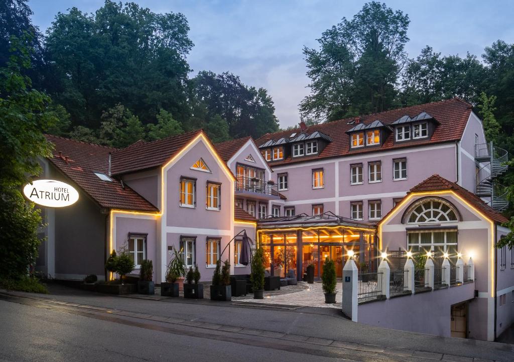 um grande edifício com uma loja em frente em Hotel Atrium Garni em Passau