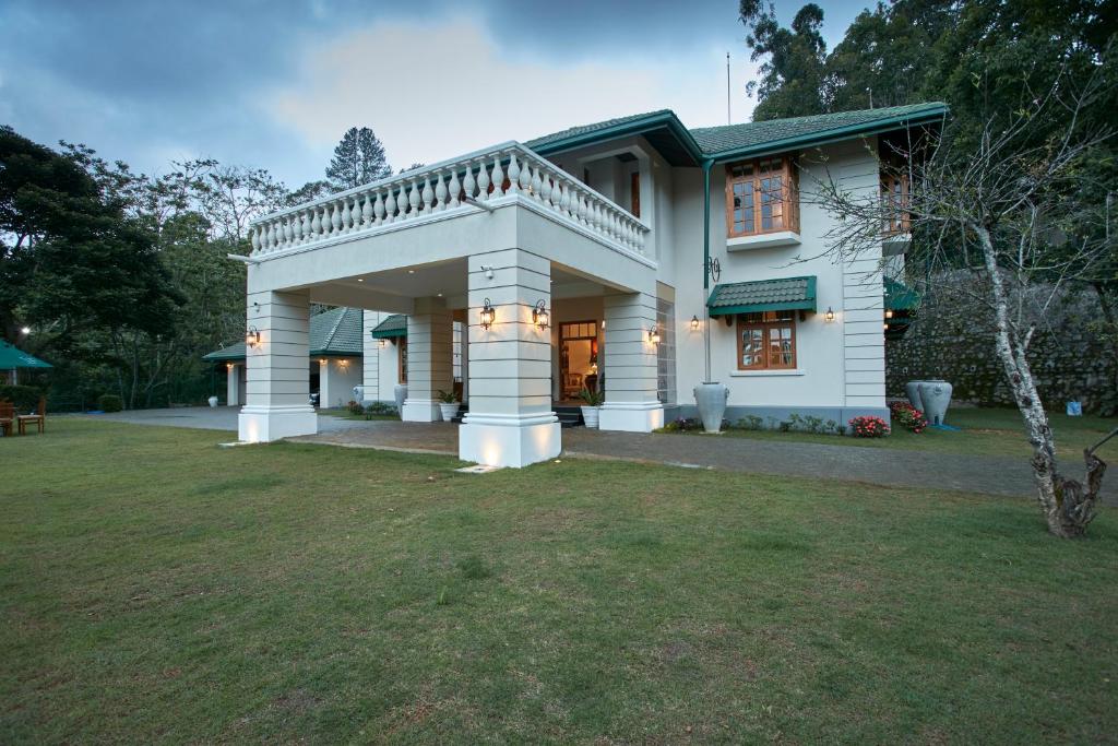 una gran casa blanca con un gran patio en Manor House Boutique Villa en Bandarawela