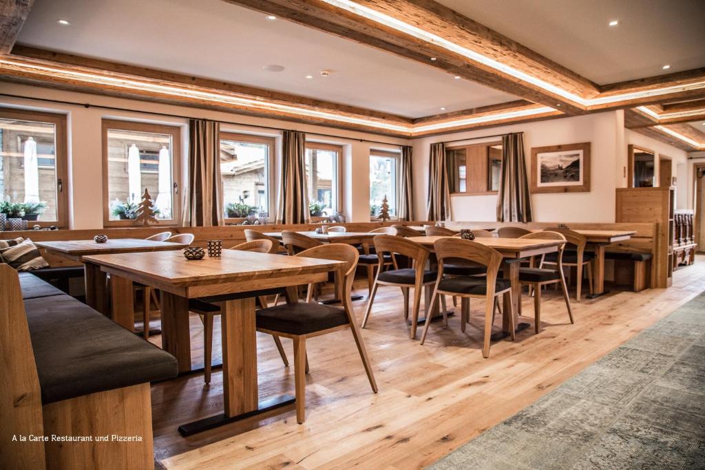 Ein Sitzbereich in der Unterkunft Hotel Sarain Active Mountain Resort