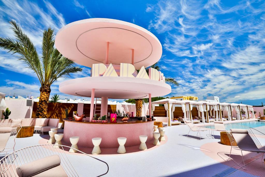 een weergave van een resort met stoelen en een zwembad bij Paradiso Ibiza Art Hotel - Adults Only in San Antonio Bay