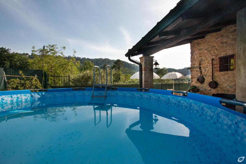 カマイオーレにあるCasa Paolaの家の中の青い水のスイミングプール