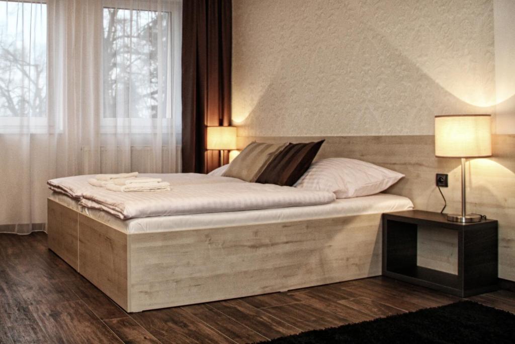 เตียงในห้องที่ Hotel U Kašny