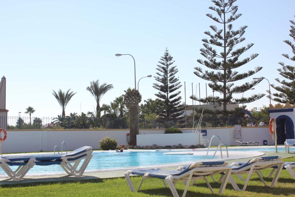 Bazén v ubytovaní Apartamentos El Minarete alebo v jeho blízkosti