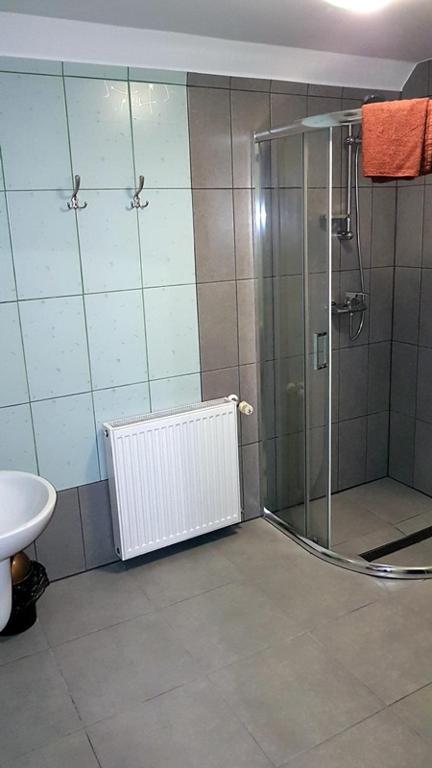 Kúpeľňa v ubytovaní PokojeKajaki DD Swornegacie