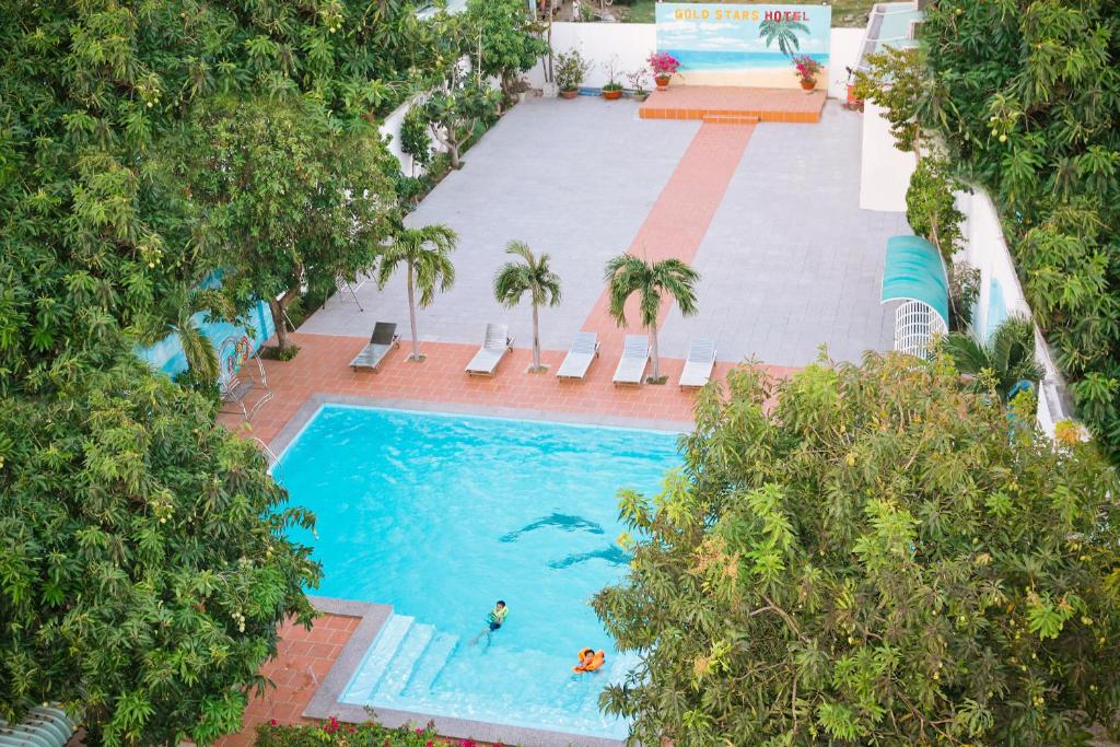 una vista aérea de una piscina en un complejo en Gold Stars Hotel, en Long Hai
