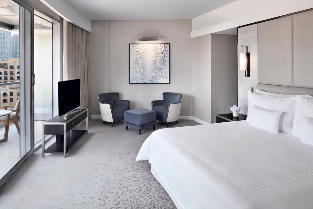 
Executive Suite Downtown View with Balcony and Lounge Access
