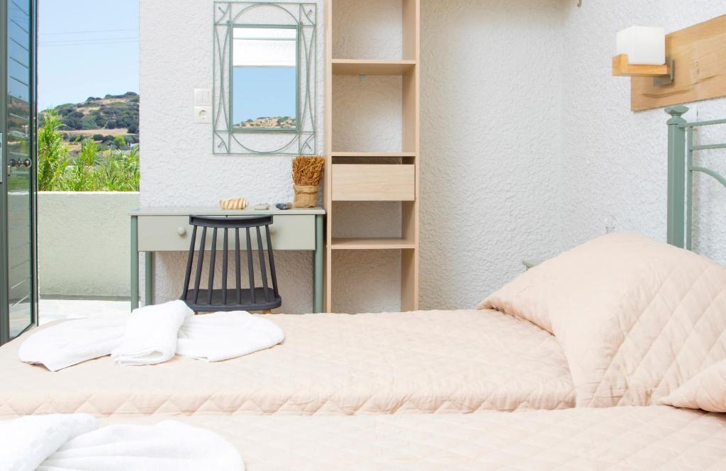 Postel nebo postele na pokoji v ubytování Syros INN